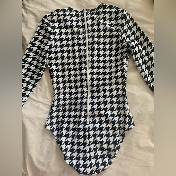 EUC Cover Swim Long-Sleeved Black & White Houndstooth One Piece Swimsuit Size M - Picture 4 of 7